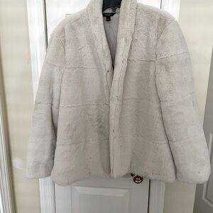 Simply Vera Vera wing Faux Fur jacket- cream color size large